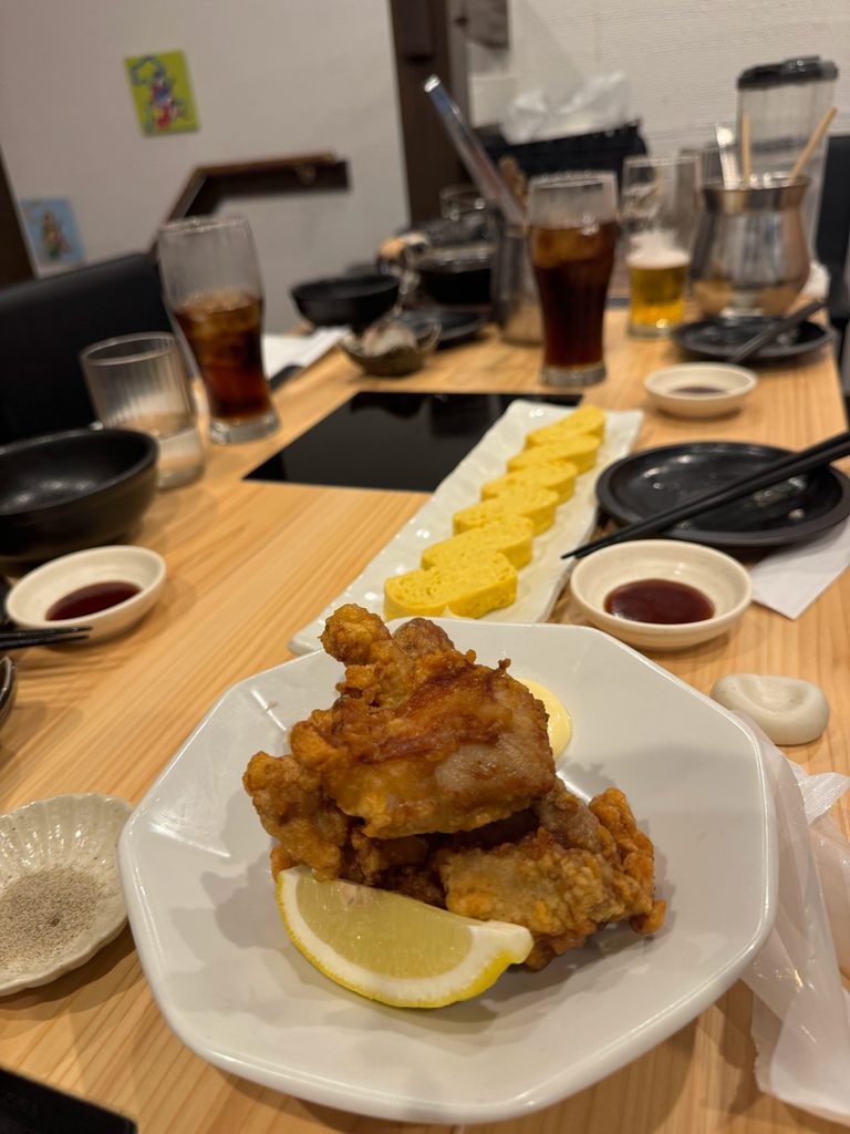 Crispy karaage fried chicken served with a wedge of lemon at an izakaya