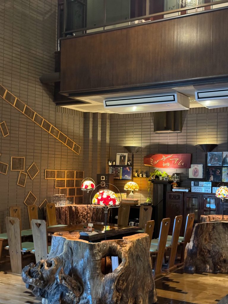 The lobby lounge of Kahori no Sato Hanamura with tree-stump tables and Tiffany-style lamps